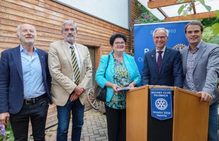 v.l.n.r.: Schatzmeister Walter Huber, Sekretär Alfons Hauer, Maria Winkler (erstes weibliches Clubmitglied), Präsident Manfred Krasnitzer, Past-Präsident Martin Heine